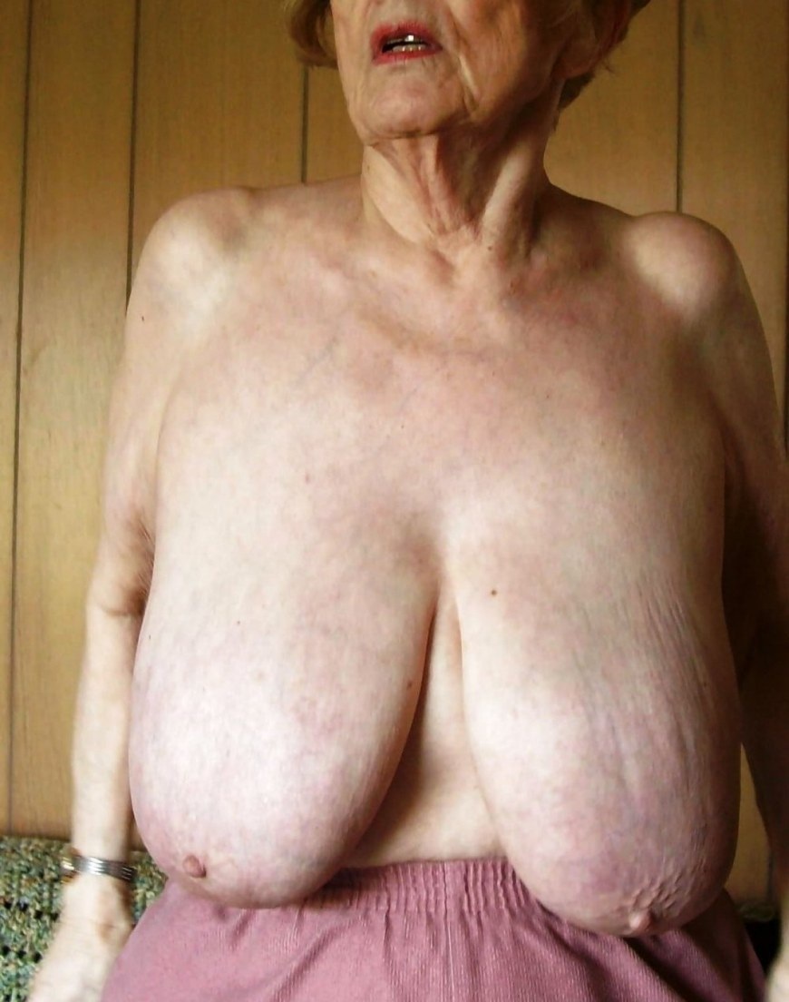 Зрелые женщина показала большие соски (53 фото)