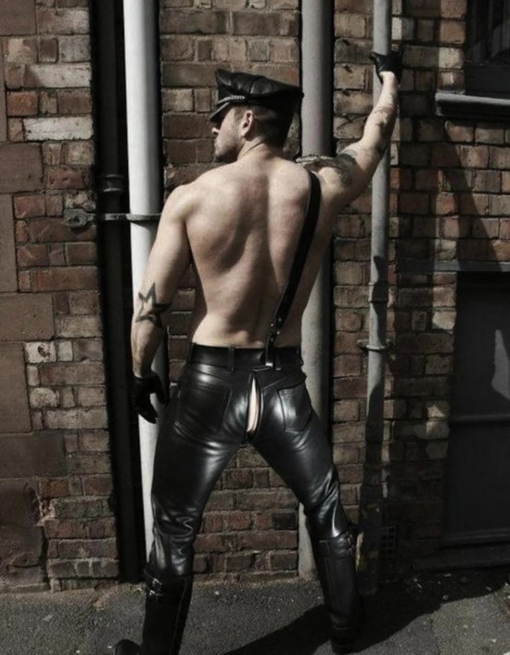 Трансы в кожаных штанах