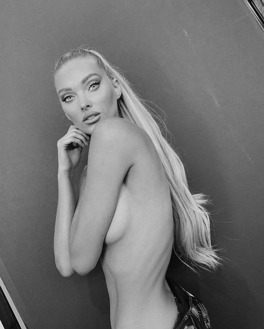 Эльза Хоск голая грудь