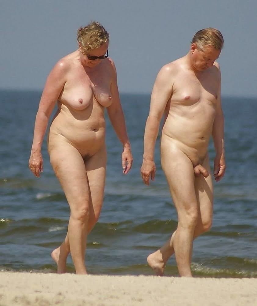Голые пожилые дамы на пляже