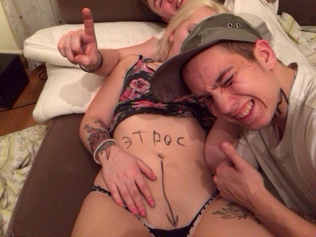 Голые пьяные телки спят