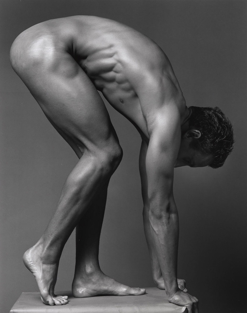 Голые женщины и мужчины танцуют