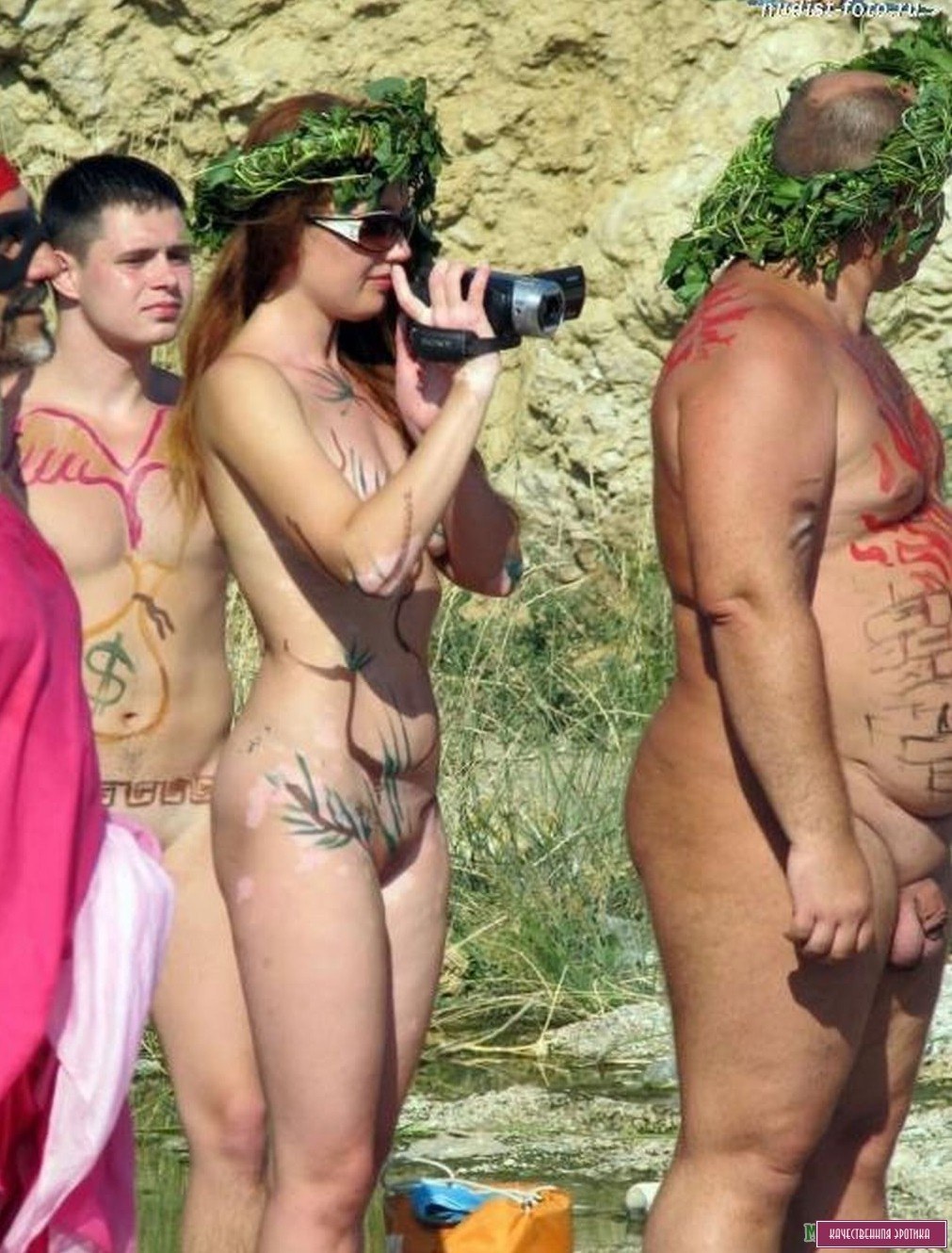 Голые разрисованные на пляже