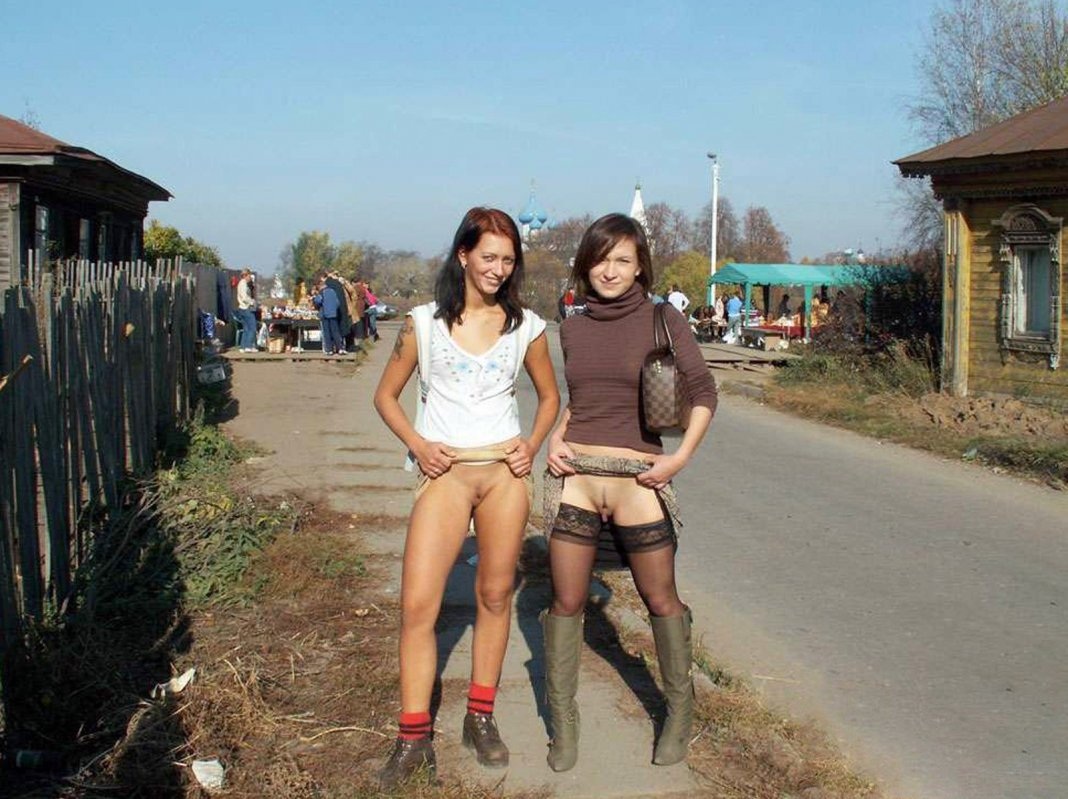 Девушки в деревне без трусов