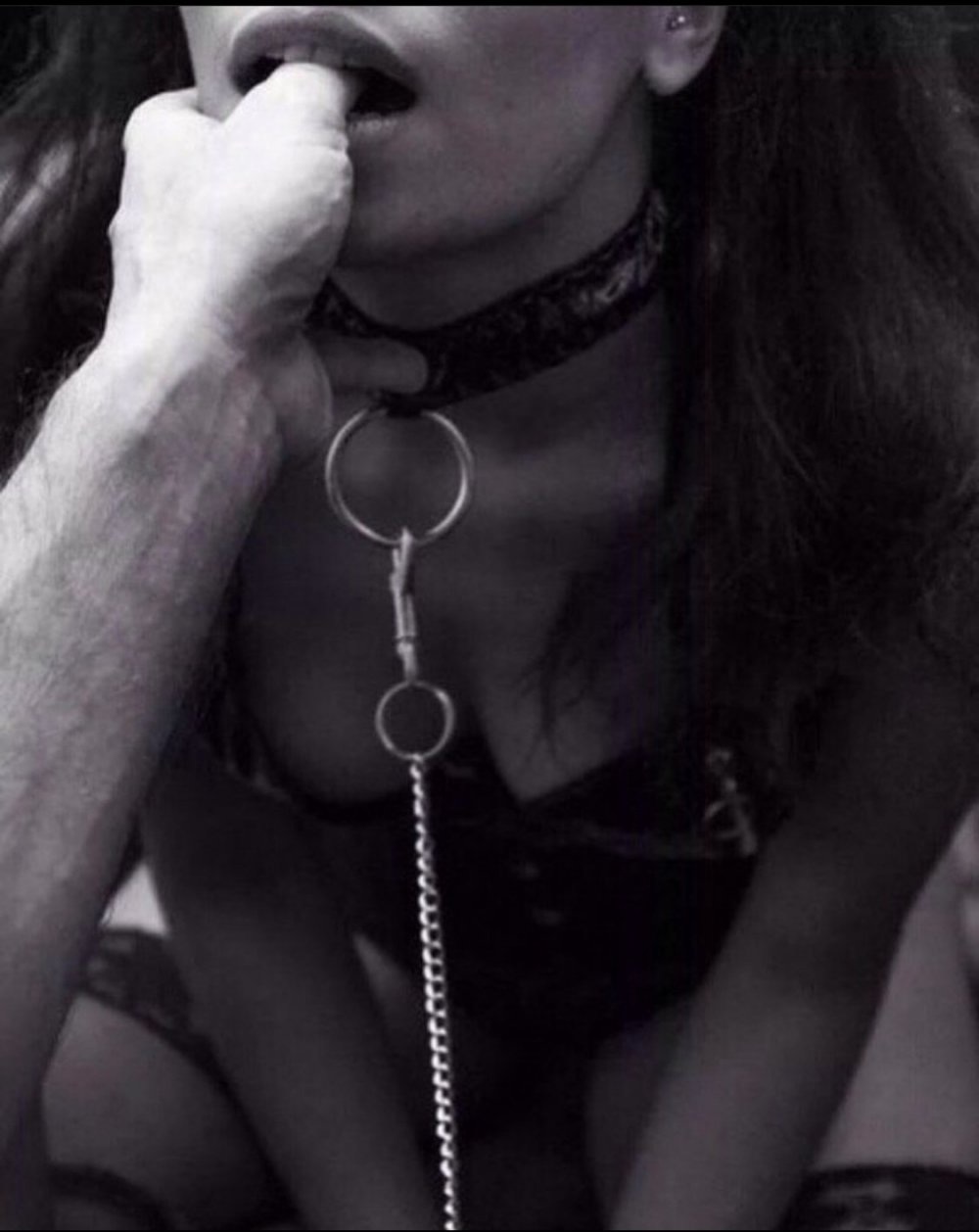 Красивая грудь в ошейнике