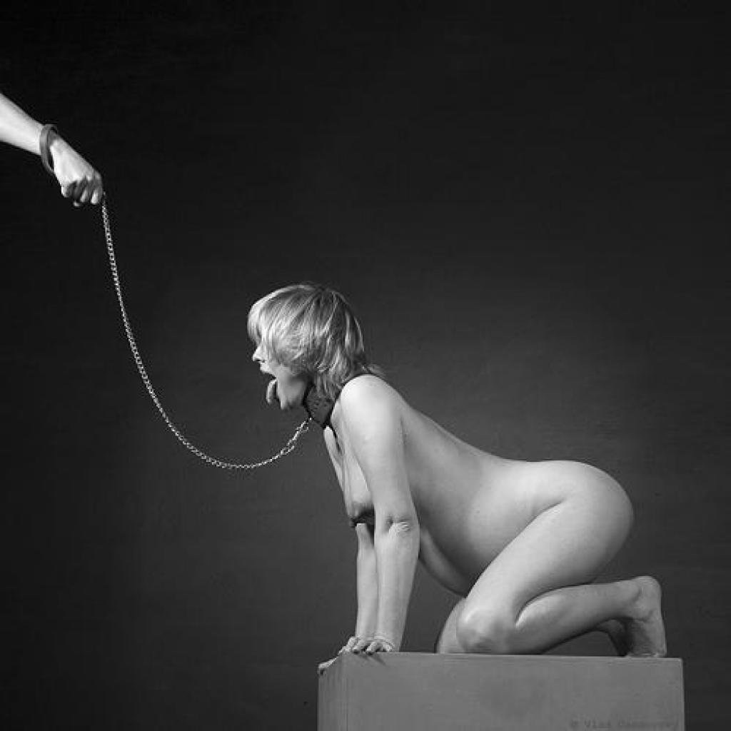 Голая брюнетка в ошейнике