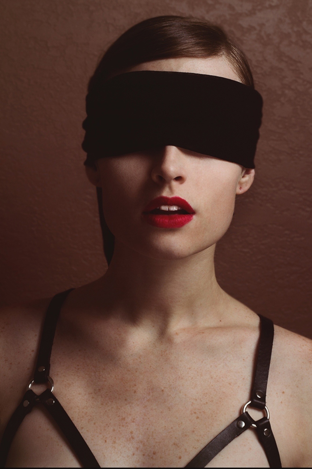 Фотосессия с повязкой на глазах