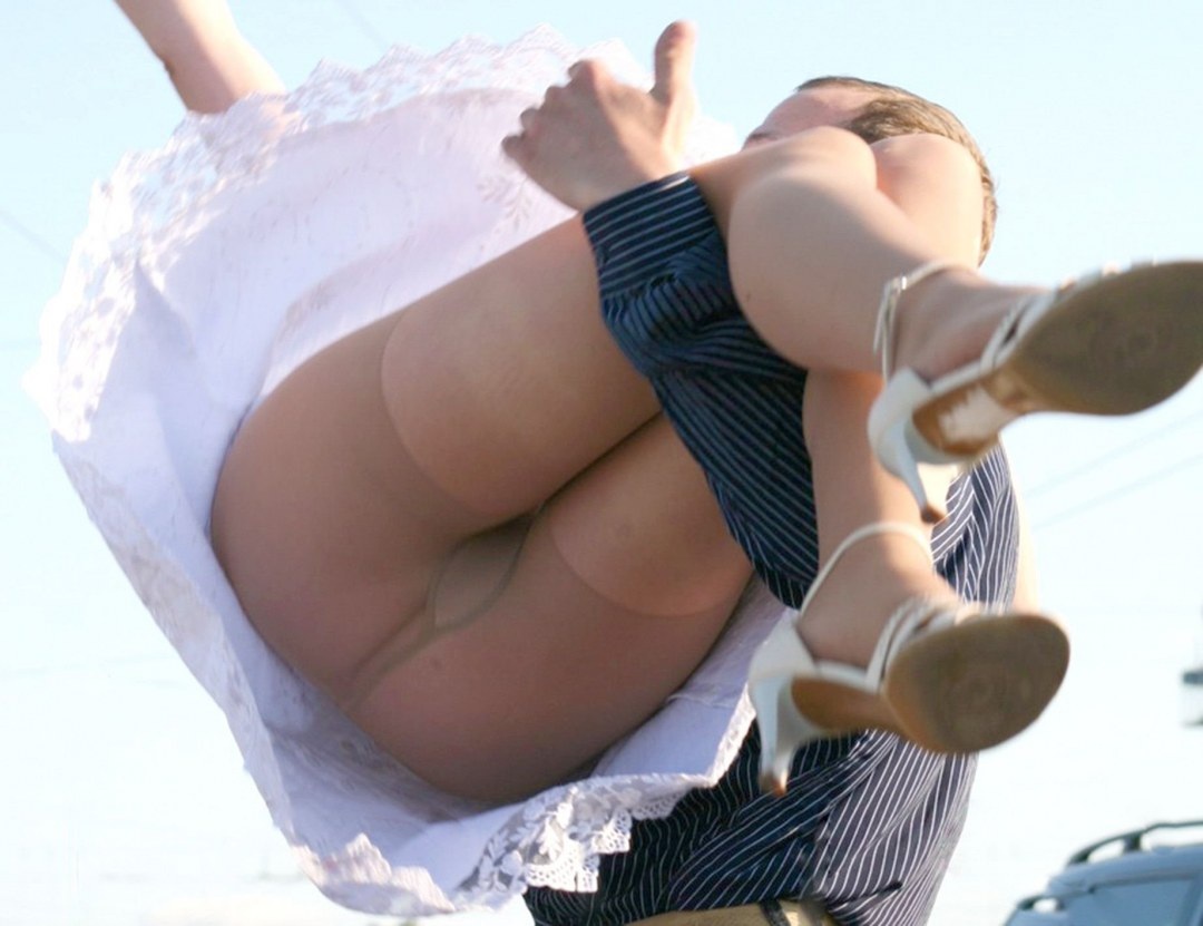 Спалила киску под юбкой