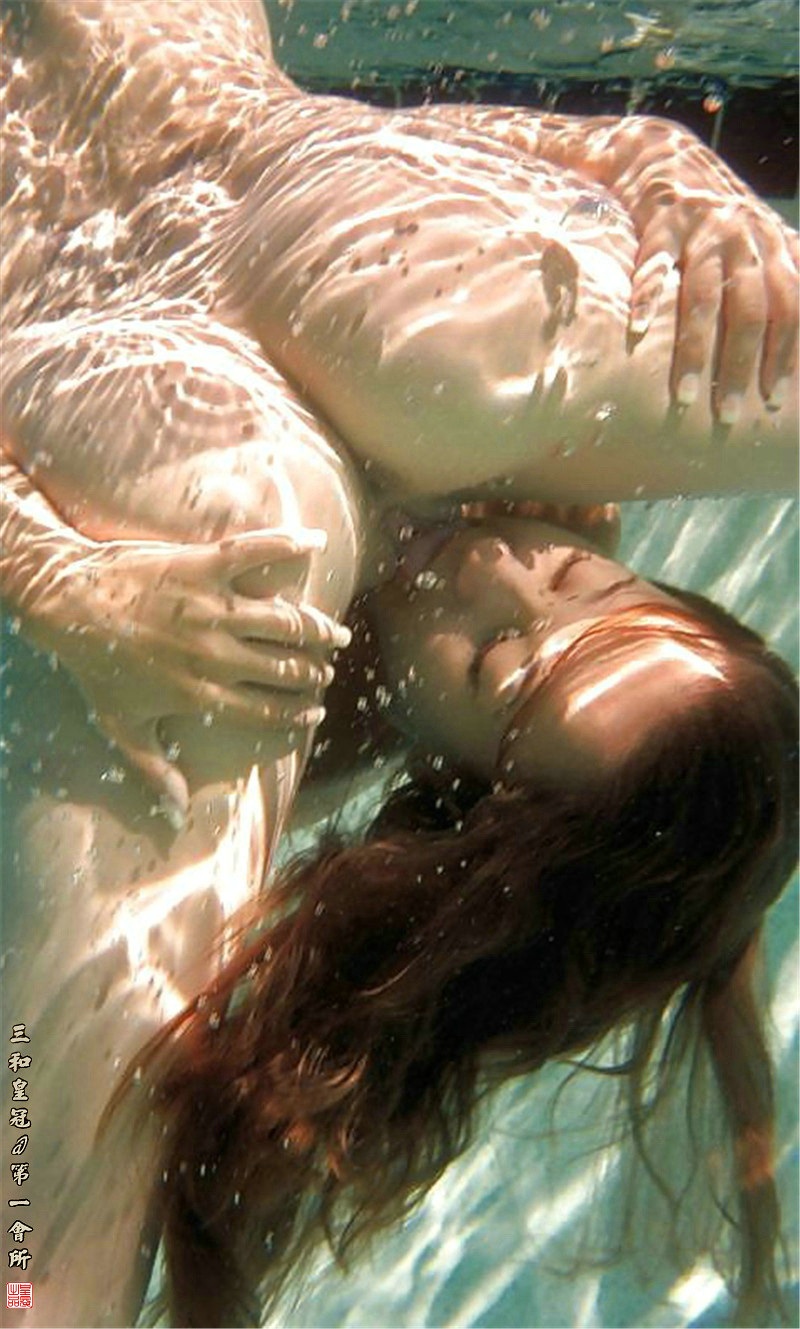 Голые девчонки под водой