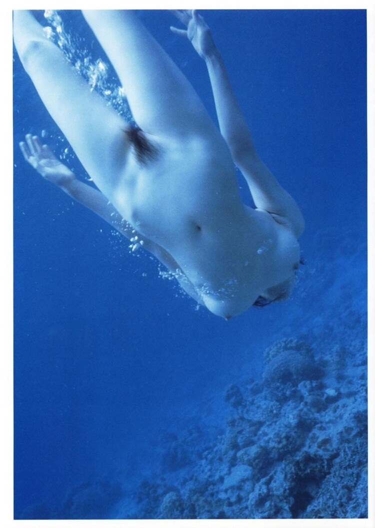 Голые под водой с небритой