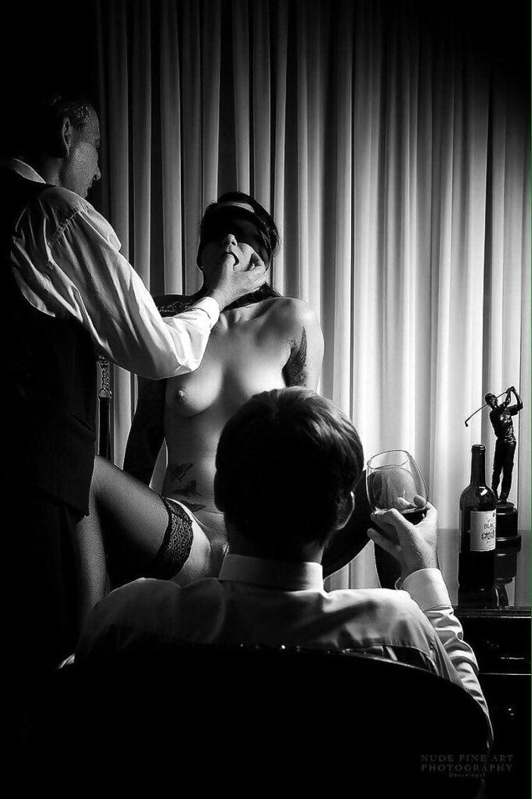 Мжж с завязыными глазами