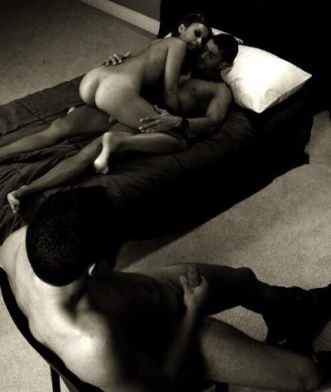 Муж наблюдает