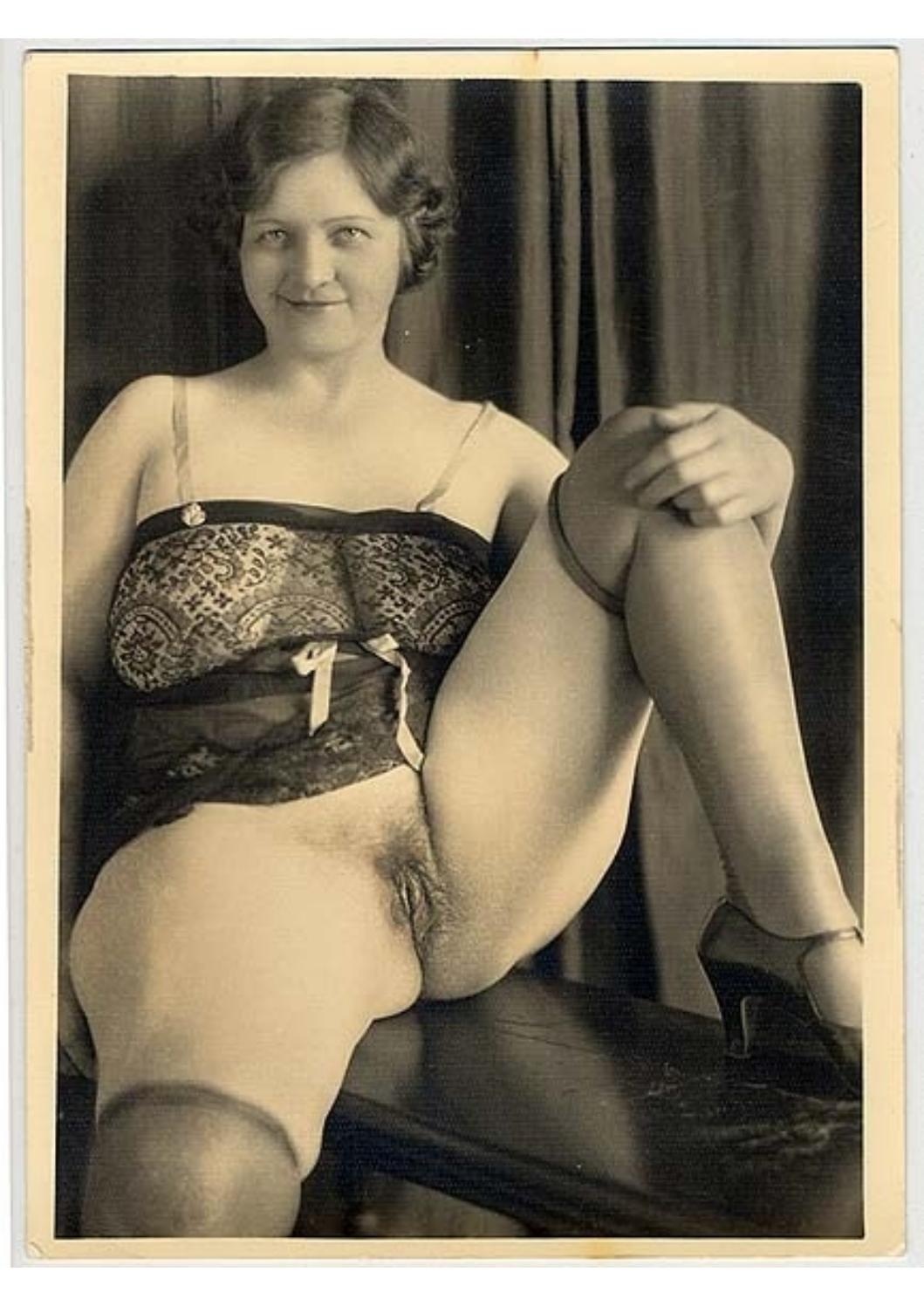 Голые женщины в возрасте ретро