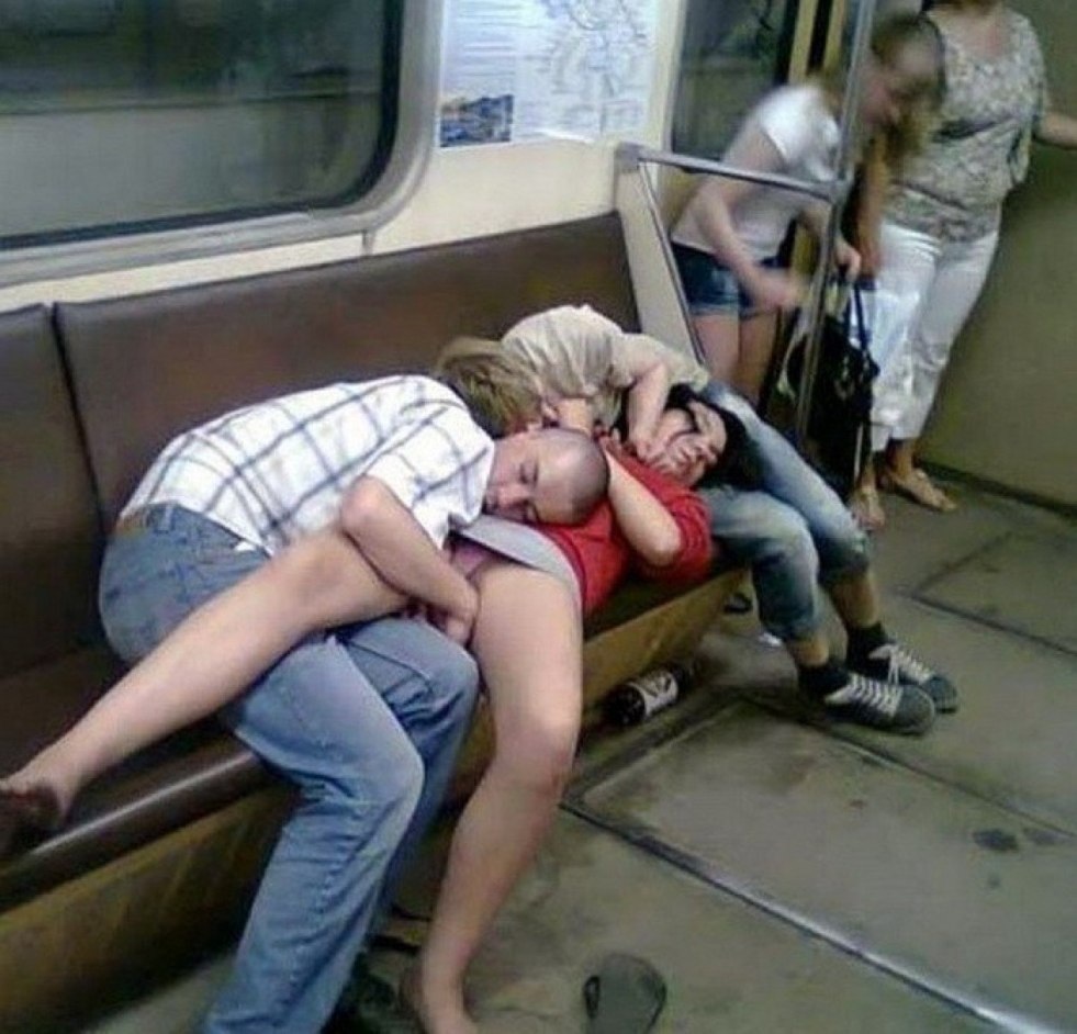 Голая женщина в Московском метро