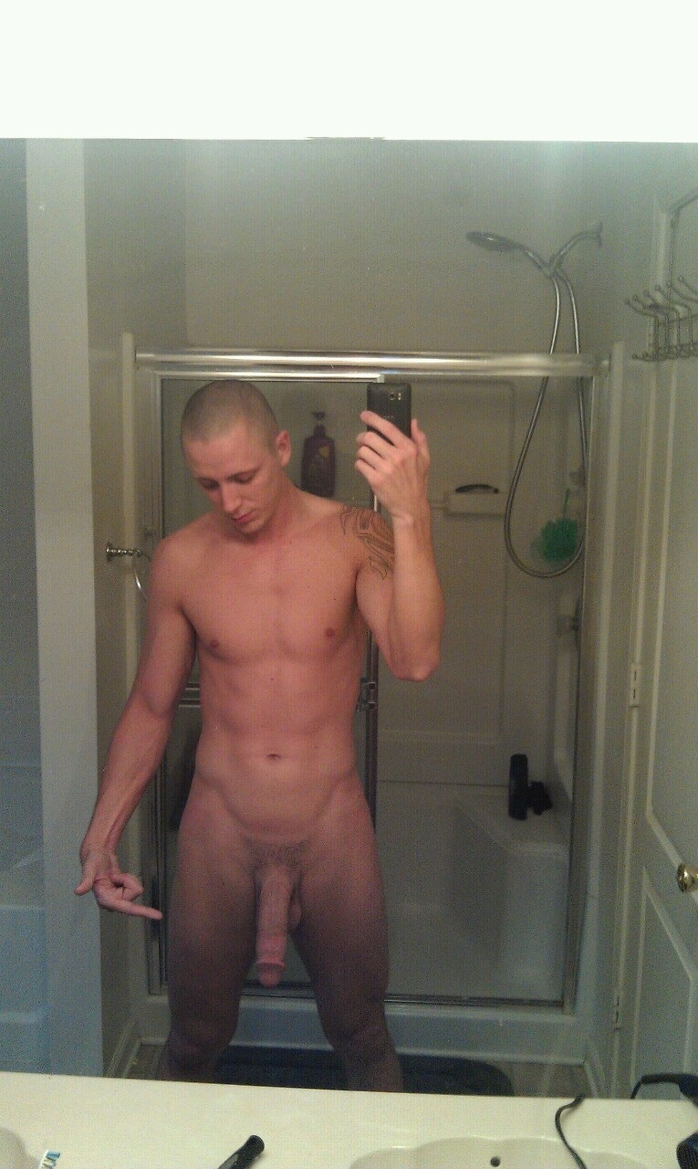 Голые молодые парни в душе