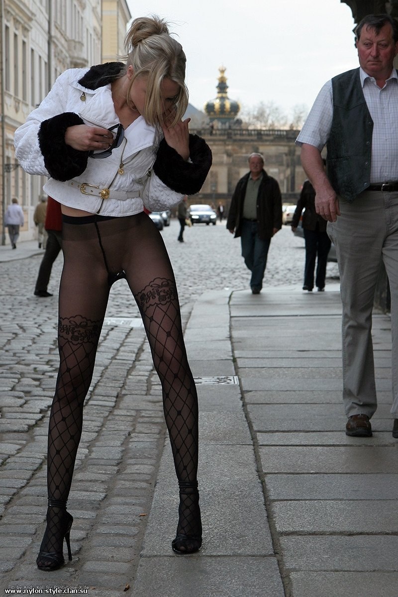 В колготках без трусов на улице