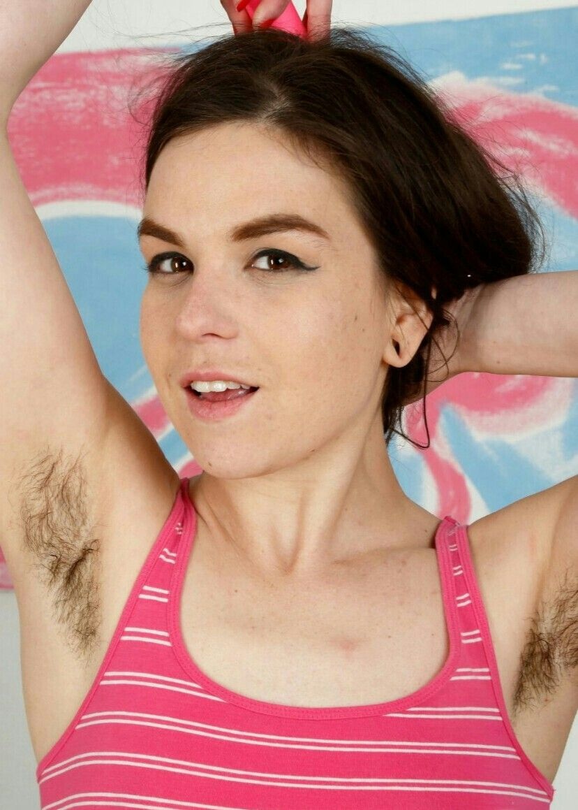 Взрослые женщины с небритыми ногами