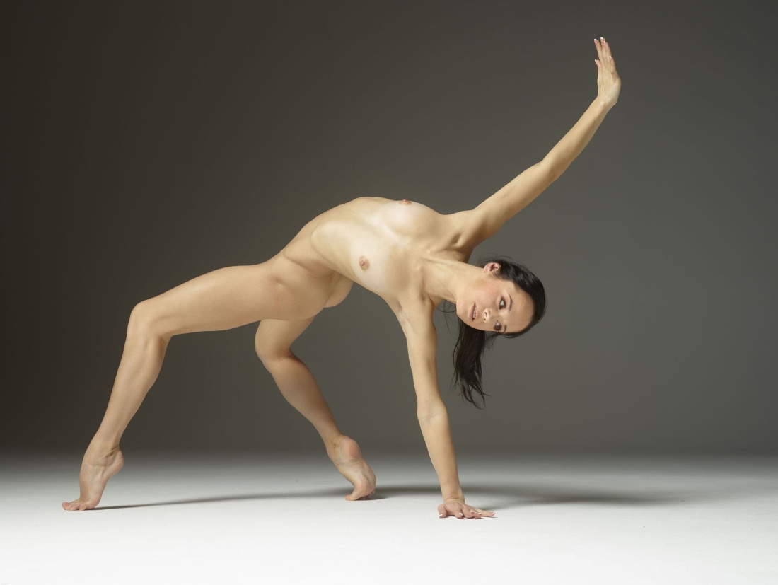 Ню гимнастка Магдалена