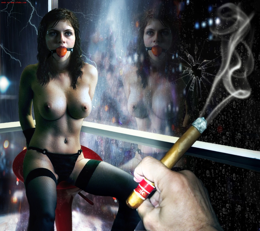 Александра Даддарио грудь голая