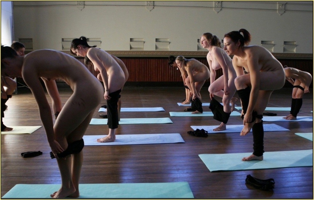 Голые девки занимаются спортом