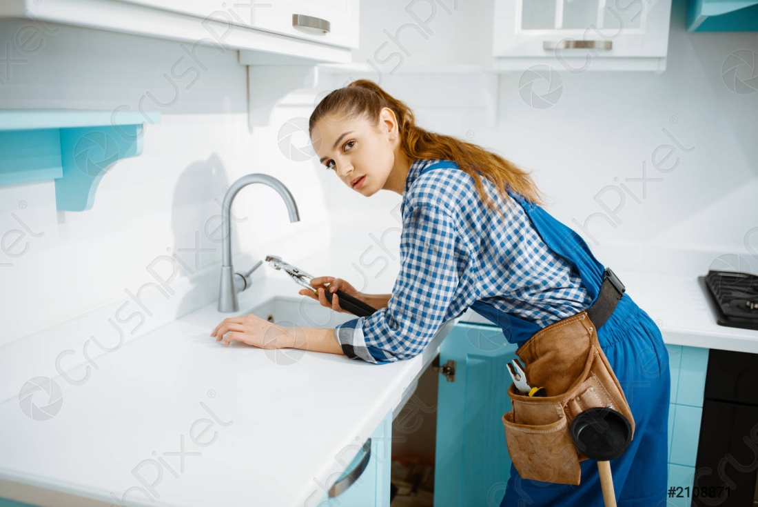 Девушка откармливает девушку