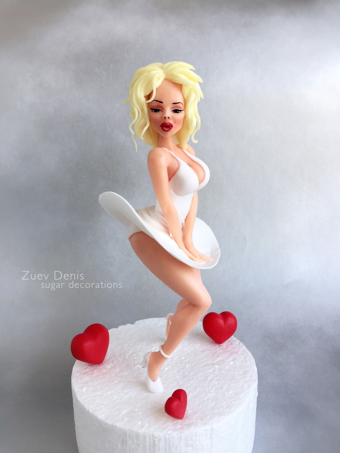 Торт с девушкой блондинкой