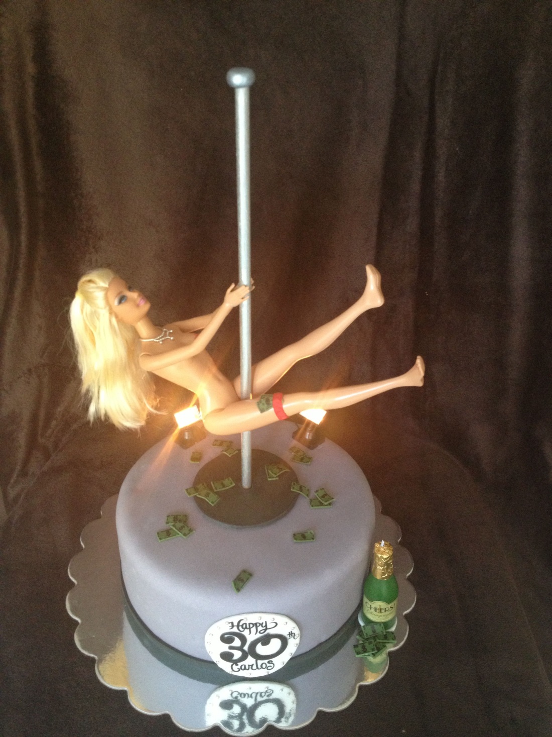 Выпрыгивает из торта