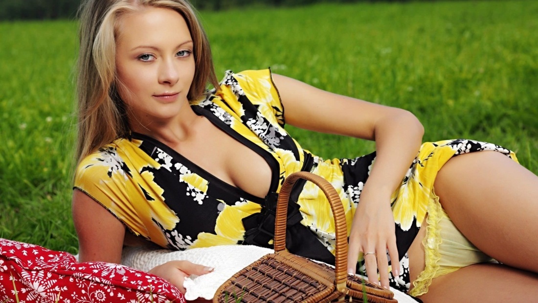 Взрослые женщины в трусиках