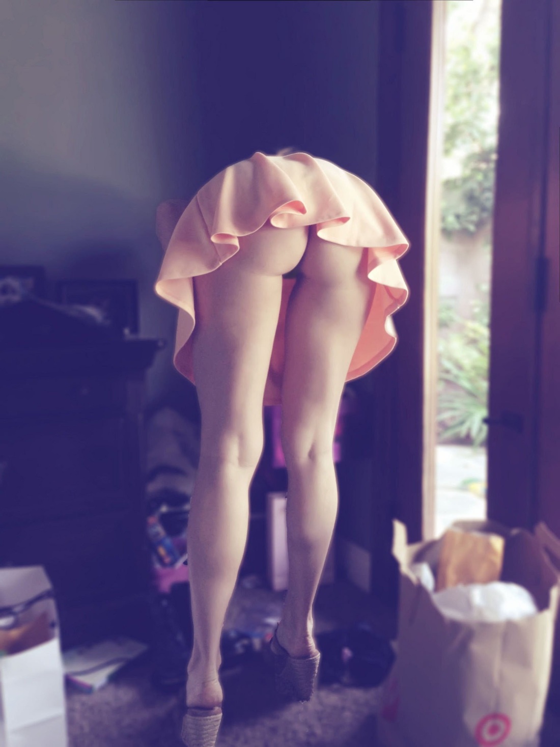 Попки девушек под платьем