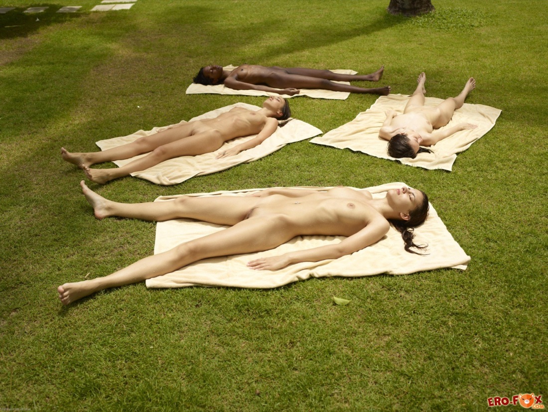 Девушки загорают на даче