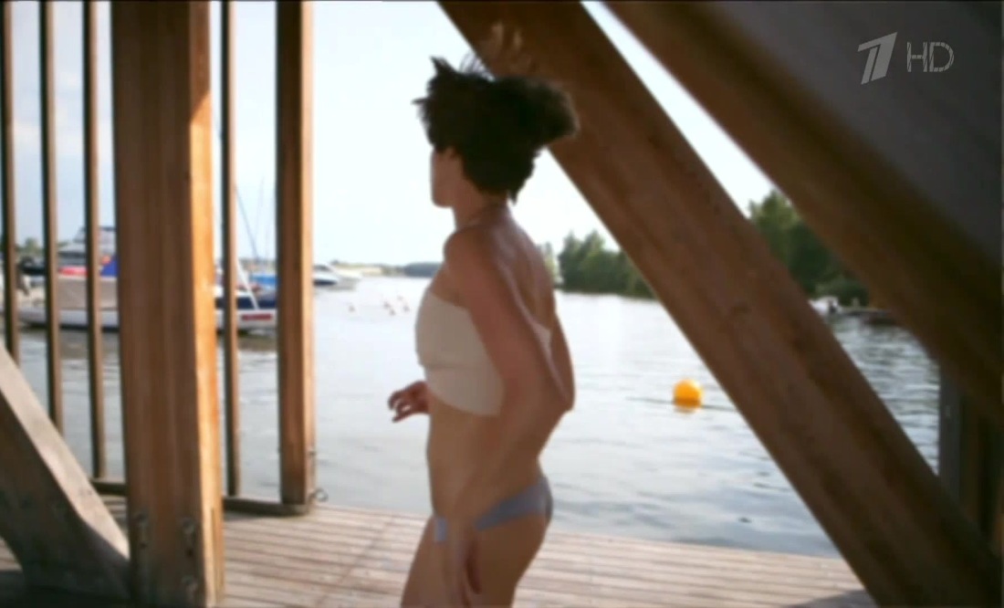 Ольга Лерман в купальнике в сериале красавчик
