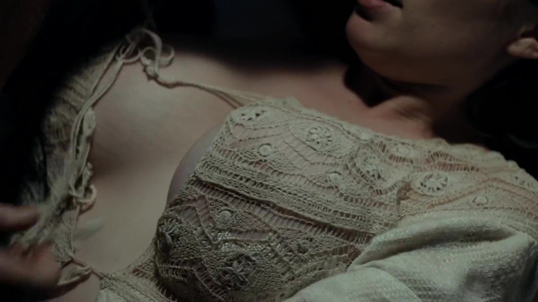 Хейли Этвелл грудь