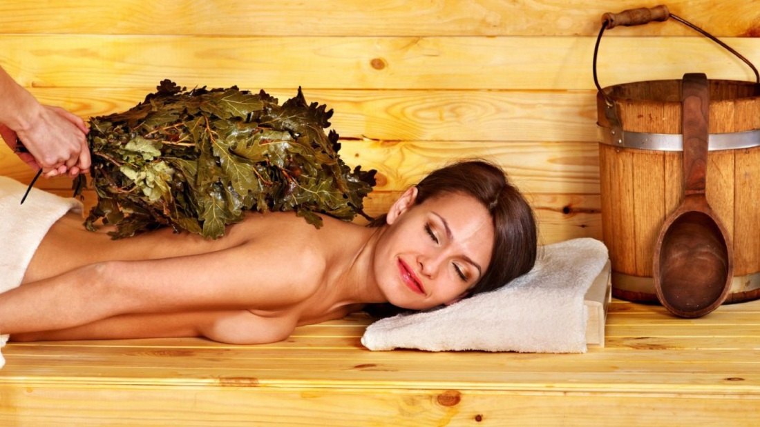 Девушка в бане с веником