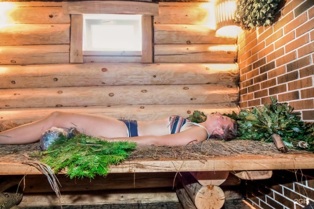 Мужчина и женщина в сауне