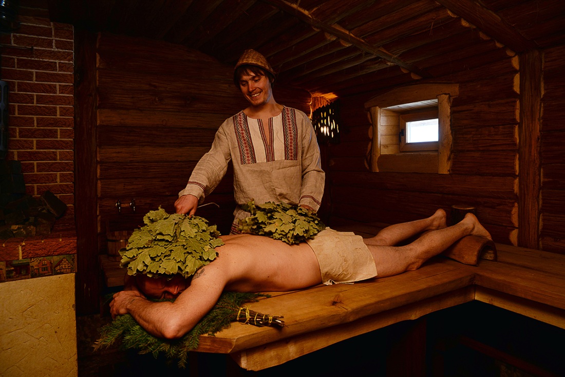 Девочки в деревенской бане