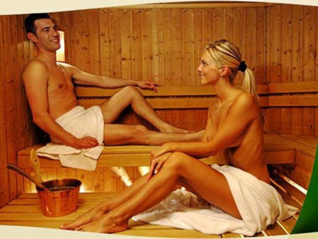 Девушки в общественной бане