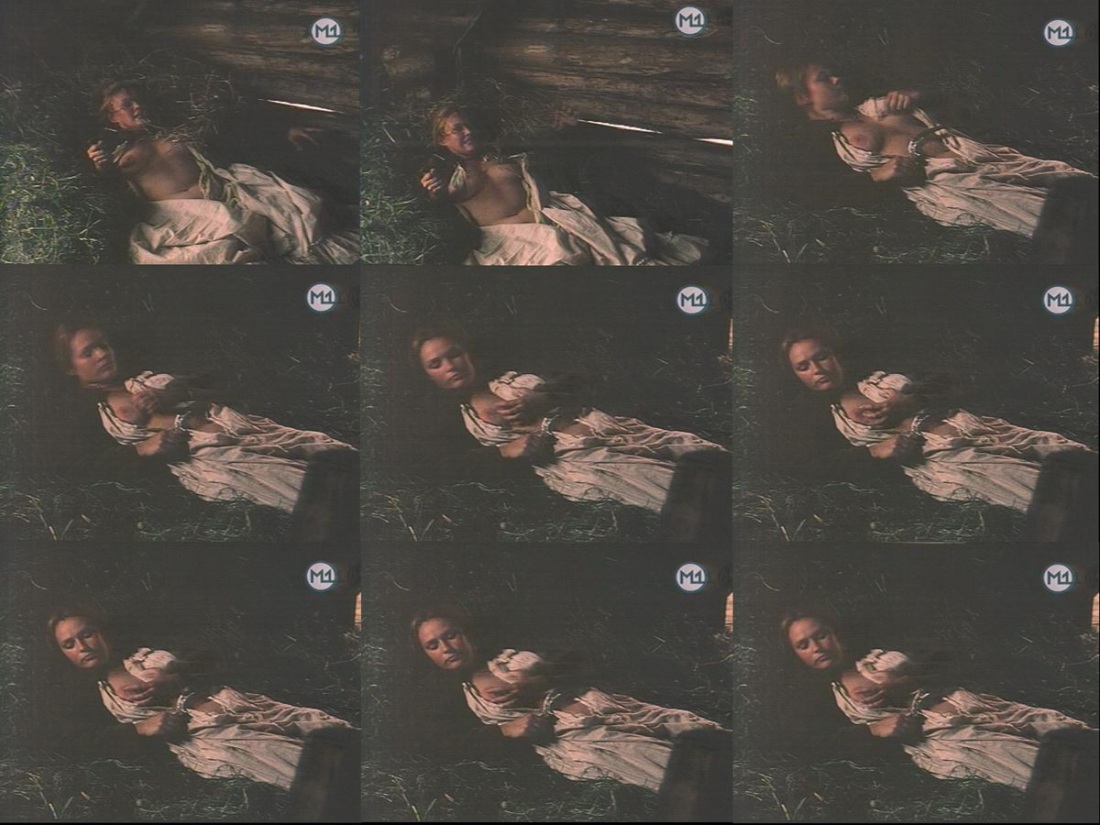 Голая красотка разрушенных помещениях