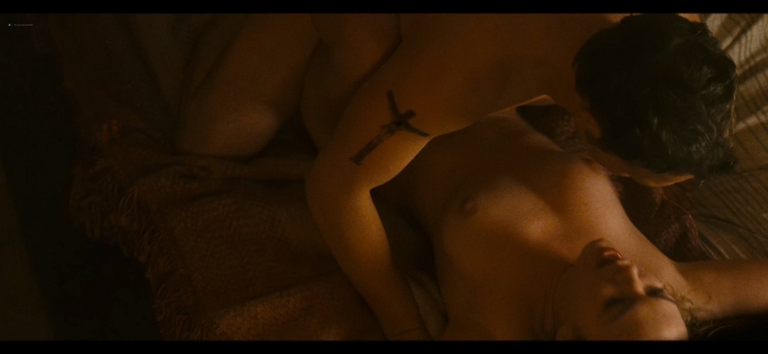 Актриса Клэр Фой голая