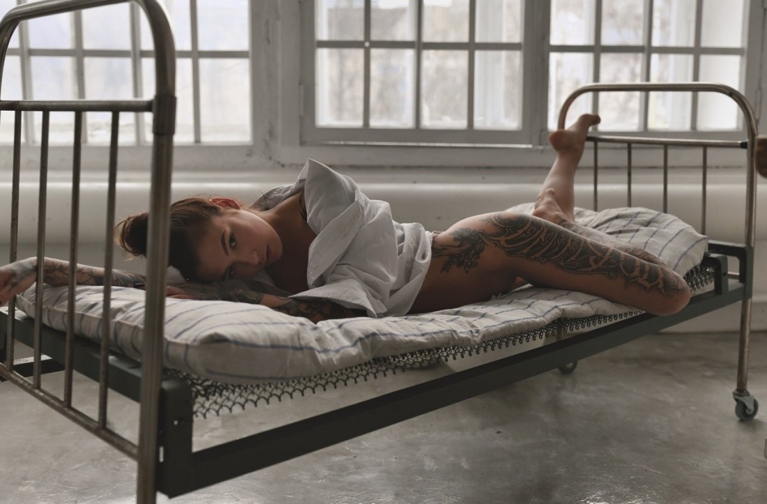 Несколько мужчин выебали грудастую сучку