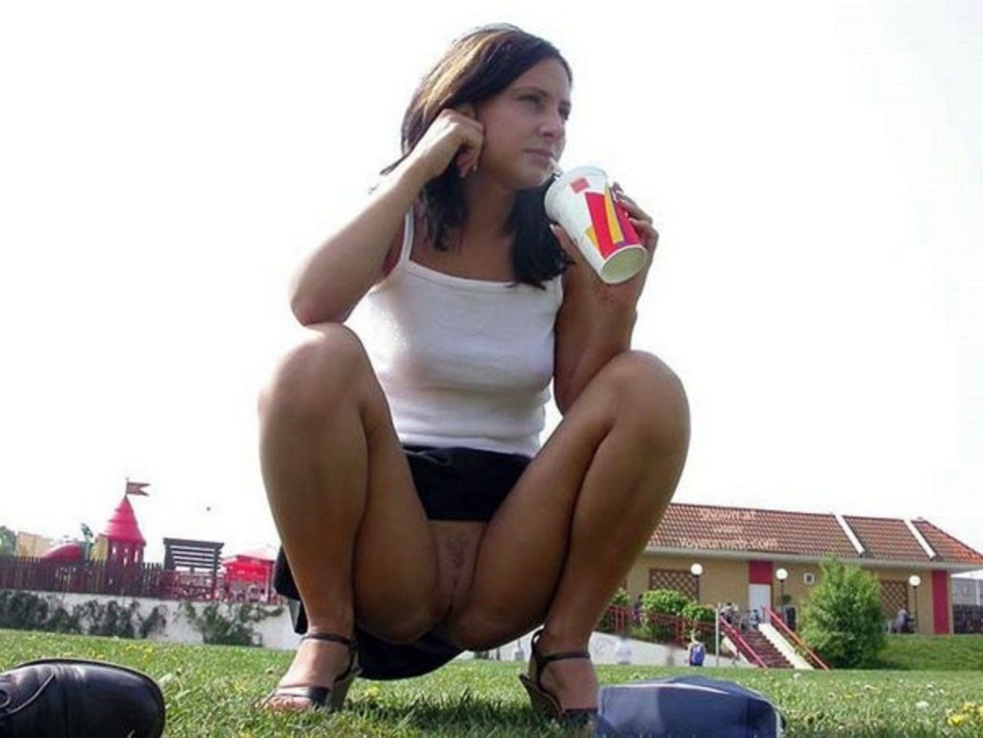 Девушки танцуют без трусиков