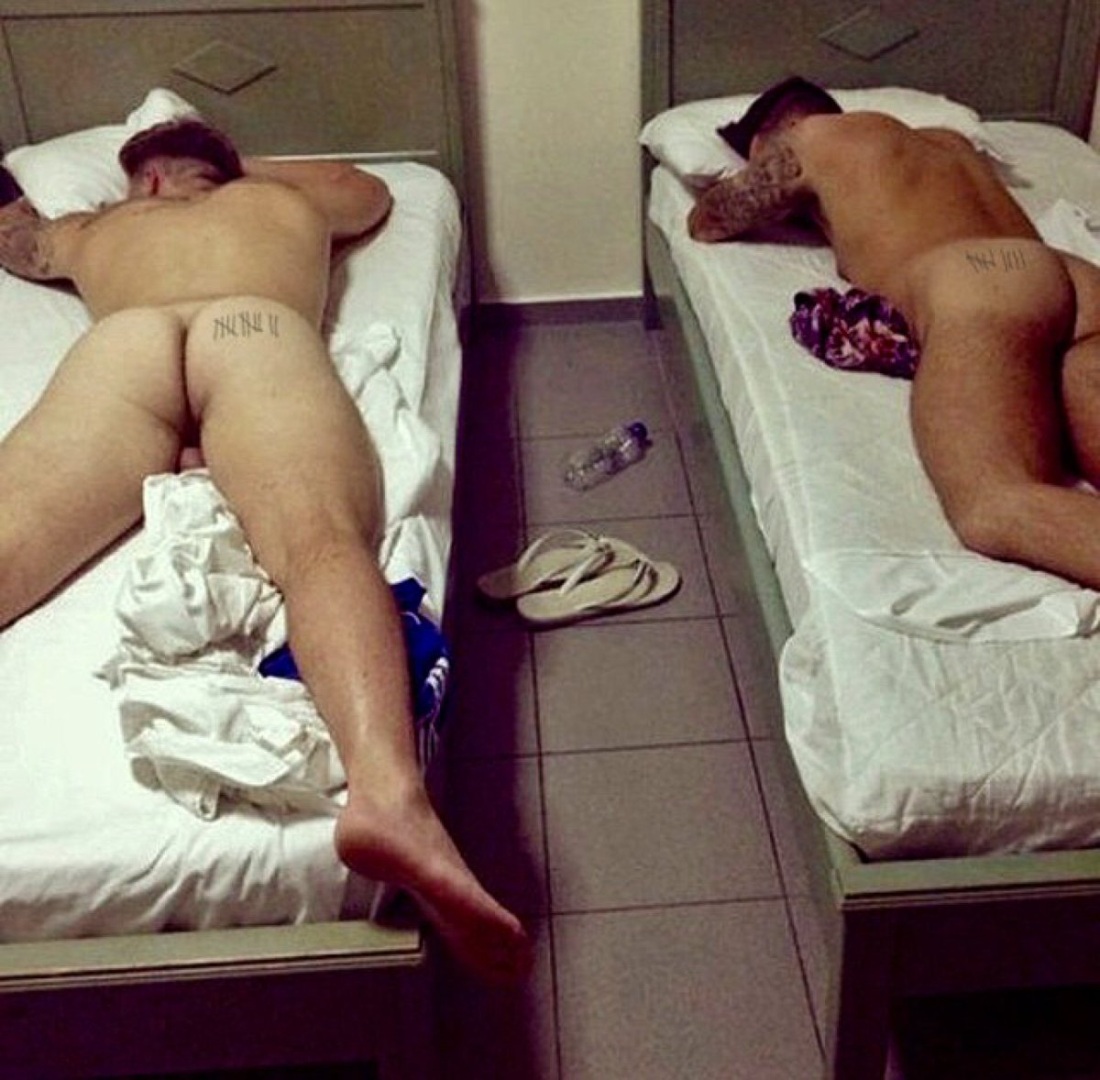 Парни спят голые без трусов