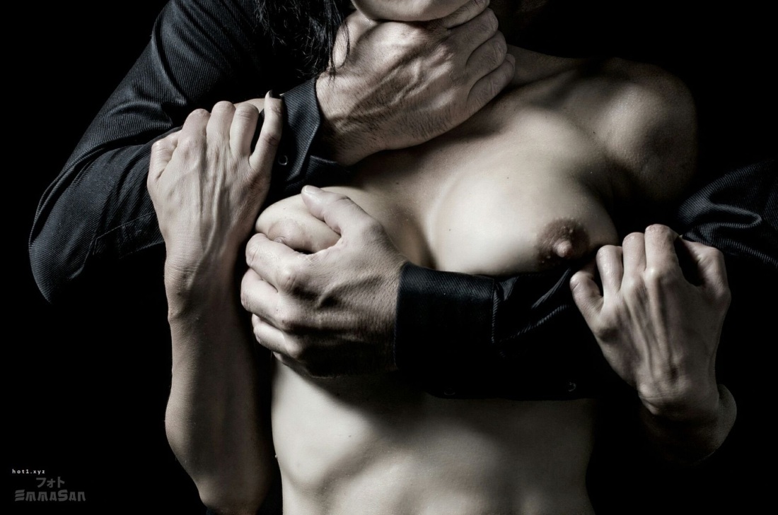 Половой член в женских руках