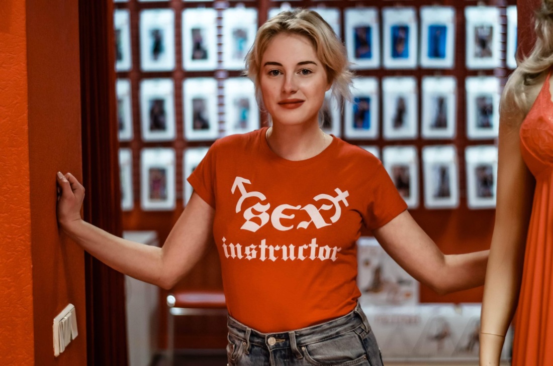 Девушка в магазине Нижнего белья