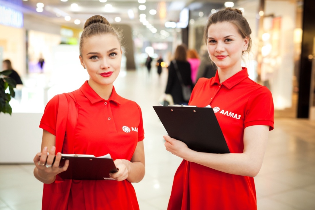 Женщины в магазине частное