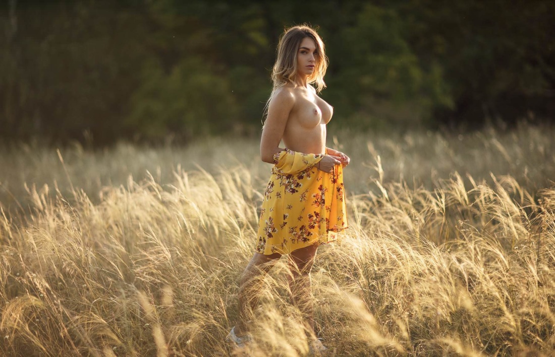 Девчонки в сарафанах ню