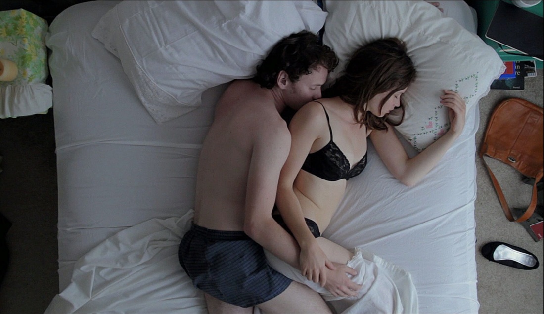 Красивая женщина соблазнила парня