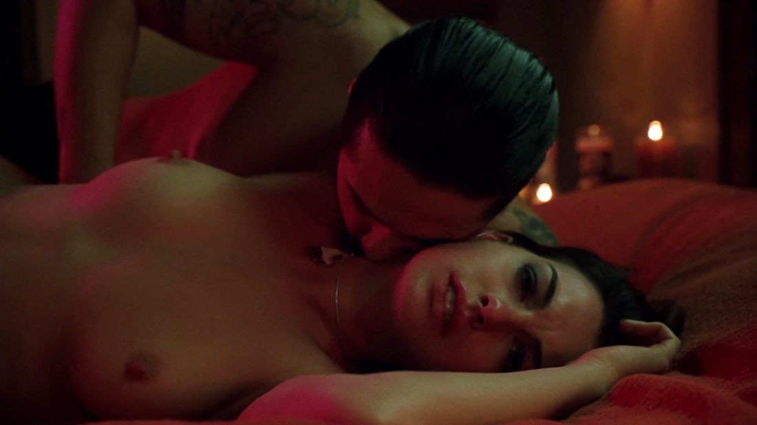 Энн Хэтэуэй женщина кошка голая