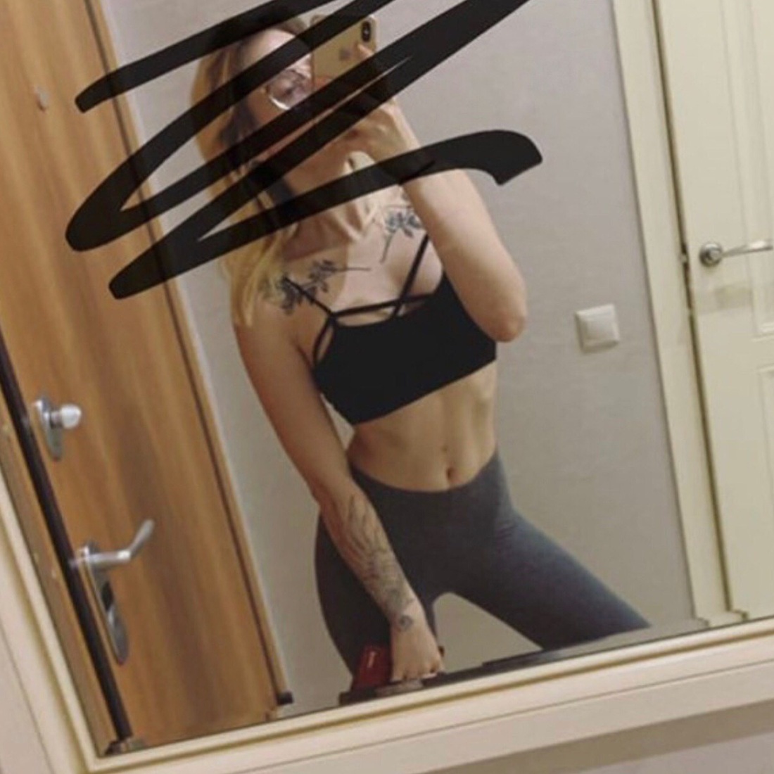 Девушка у зеркала со спины