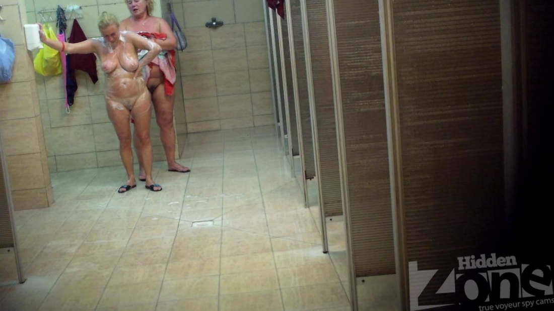 Голые женщины в женской душевой