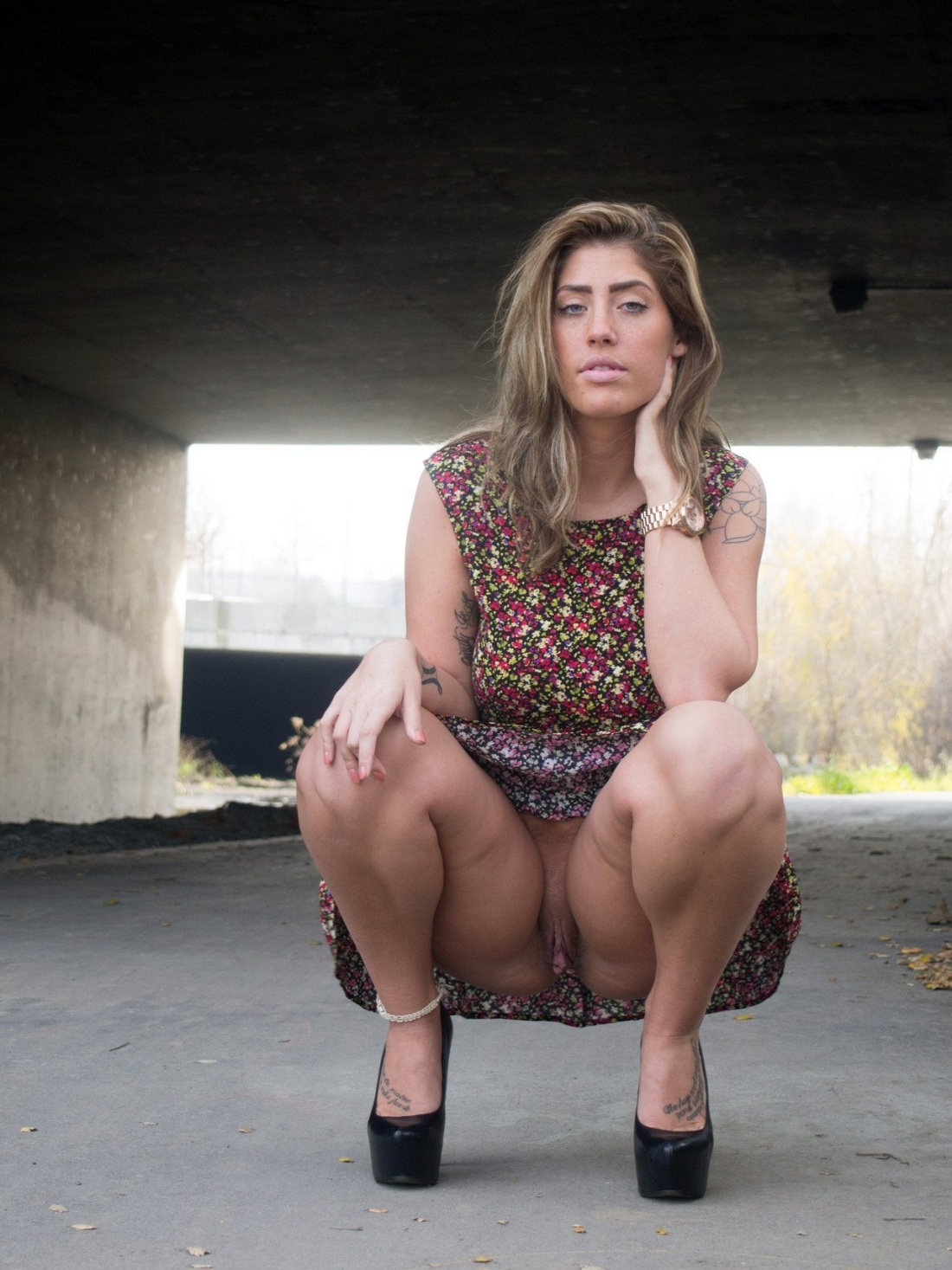 Женщина накртачках без трусов